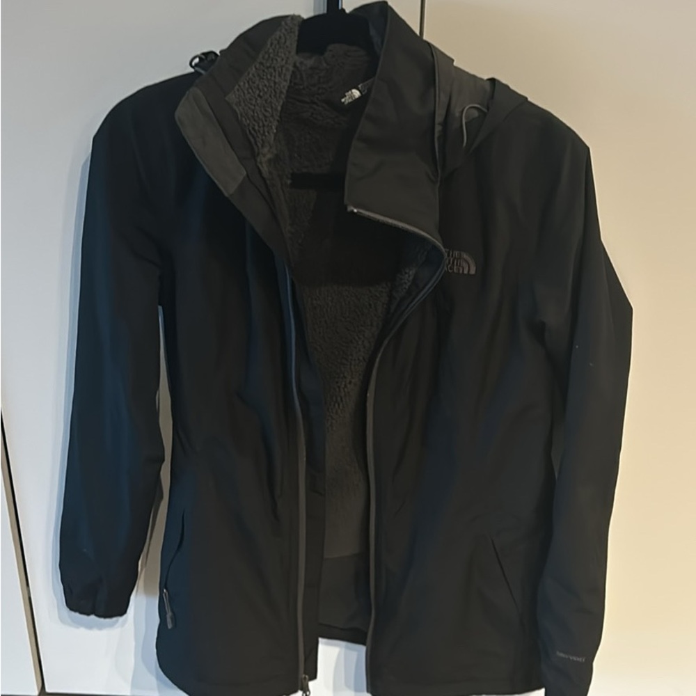 The North Face dryvent coat with Prominent Collar and Zipper Closure